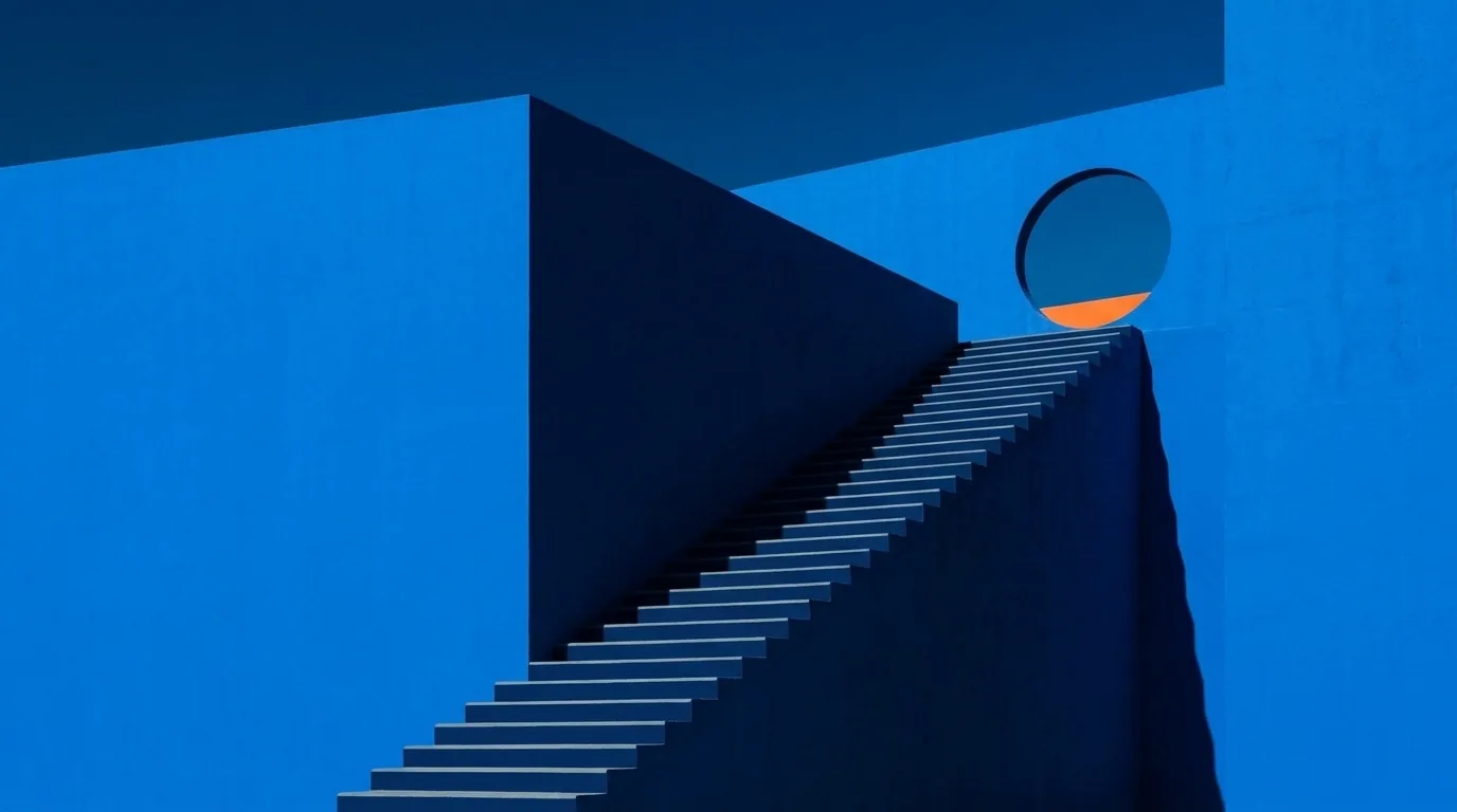 Escalera azul que sube hacia una abertura circular con fondo naranja