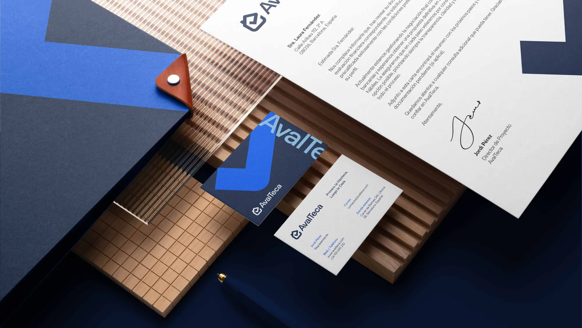 Identidad visual de AvalTeca aplicada a sus soportes